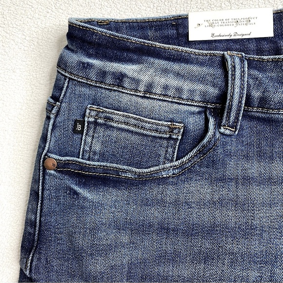 Judy Blue Los Angeles Mid-Rise Semi-Cuffed Raw Hem Denim Shorts Size (XL) - Picture 9 of 14